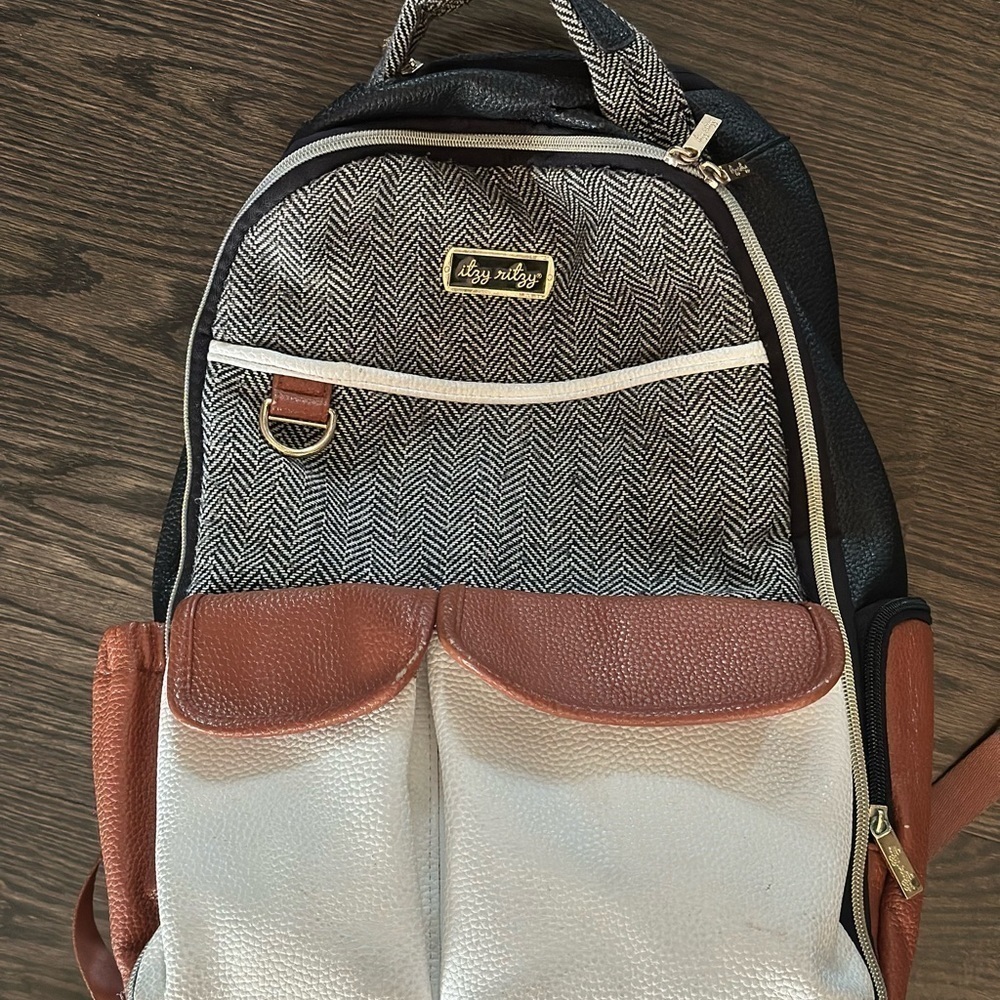 Itzy Ritzy Brown and White Baby Diaper Bag with Leather Accents - Picture 10 of 11